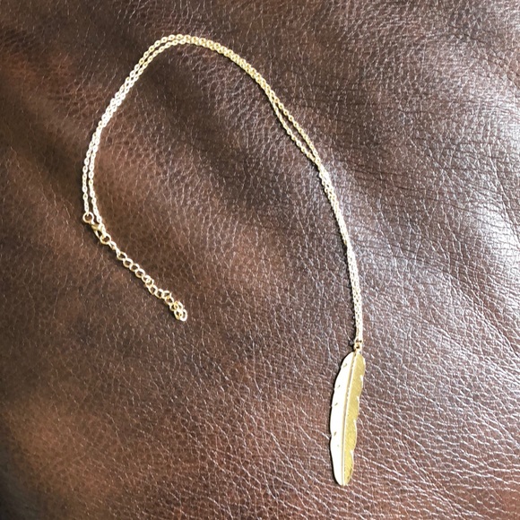 Long gold feather necklace - Picture 1 of 2